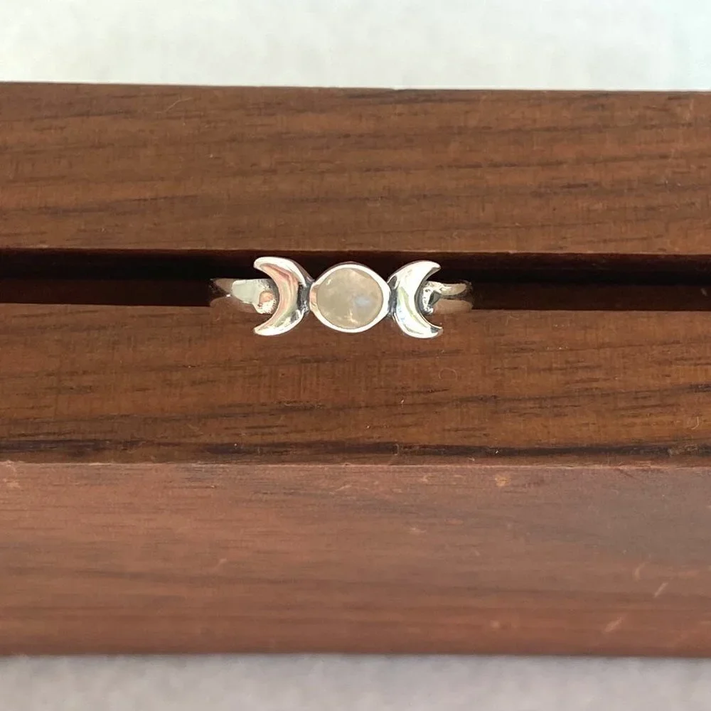 Sterling Silver 925 Dainty Minimalist Moonstone Crescent Moon Band Ring Sz 6.75